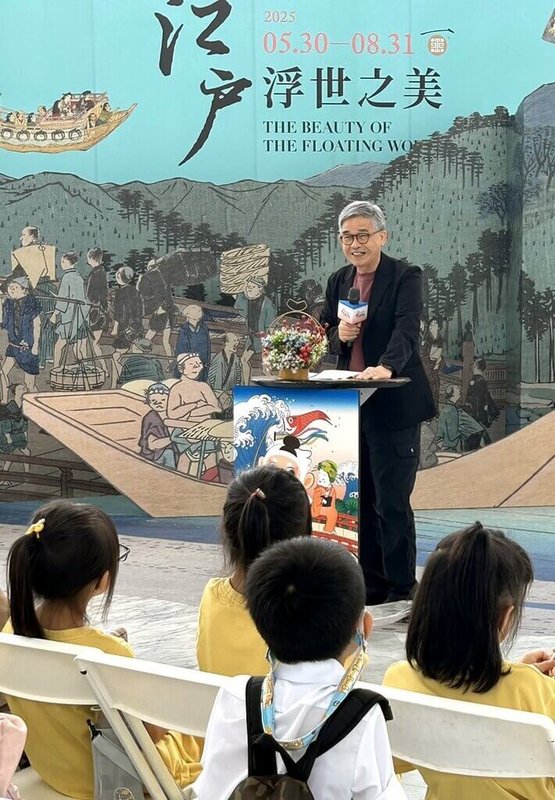 故宮南院於暑期舉辦的「夏日親子藝術月暨水舞展演」系列活動27日起登場,由故宮副院長黃永泰(致詞者)揭開序幕。(故宮南院提供)中央社記者黃國芳傳真 114年6月27日