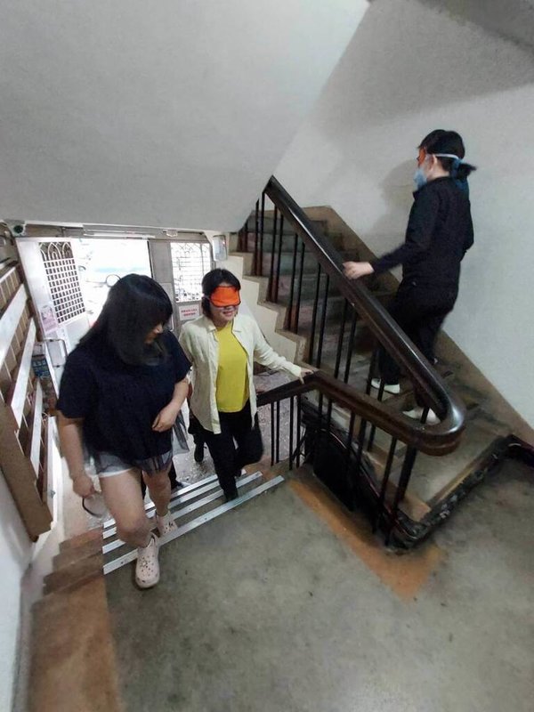 台中市政府勞工局於114年新招募視力協助員,並辦理35小時培訓課程,課程中包括上下樓梯等訓練,共有15名學員完成培訓成為視協員投入服務工作。(台中市政府提供)中央社記者郝雪卿傳真 114年6月27日