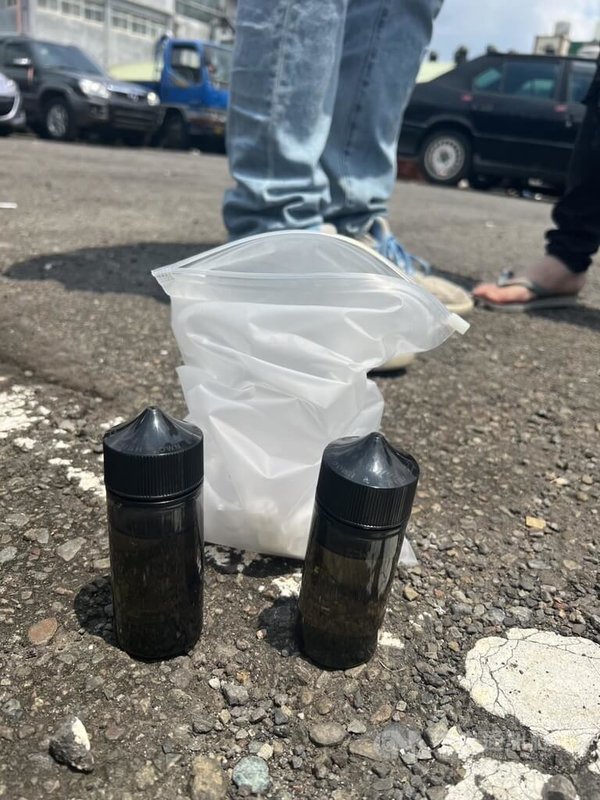 新北市三重區26日深夜發生死亡車禍,黃姓機車騎士在重新路五段與光復路一段路口闖紅燈,撞死一名婦人。警方27日表示,後續在黃男車廂內搜出二級毒品依托咪酯煙油,詢後將黃男移送偵辦。(翻攝照片)中央社記者趙敏雅傳真 114年6月27日