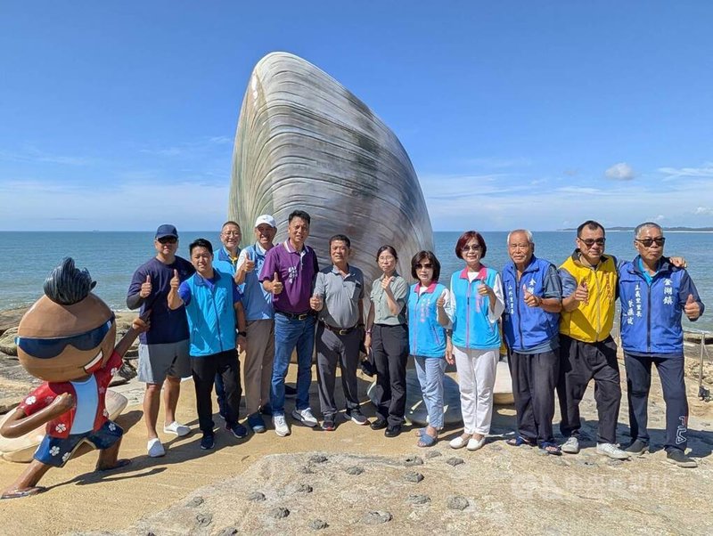 金門縣金湖鎮公所28日在成功海灘舉行花蛤裝置藝術啟用典禮,金湖鎮長陳文顧(右7)表示,花蛤裝置藝術啟用後,盼能為金湖注入觀光新亮點。中央社記者吳玟嶸攝 114年6月28日