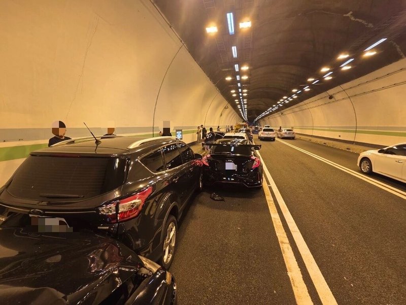 國道3號中寮隧道28日上午發生9車事故,一度造成車流回堵,幸無人員受傷受困,經公路警察大隊派員處理,約1小時排除事故並恢復全線通車。(國道公路警察局第五公路警察大隊提供)中央社記者張已亷傳真 114年6月28日