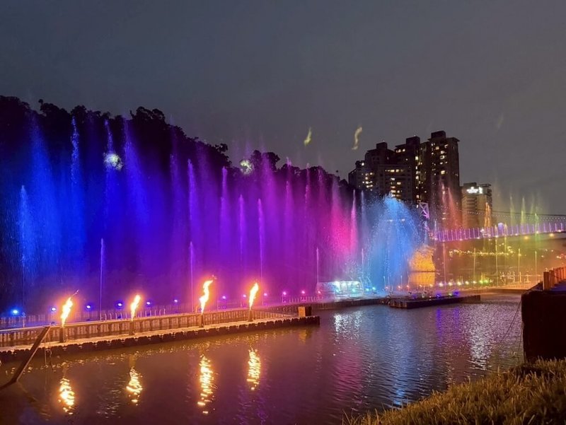 新北市政府觀光旅遊局28日表示,2025碧潭水舞展演結合火焰特效與水舞演出,打造「水火同源」震撼聲光饗宴,綻放出不同以往的視覺體驗。(新北市政府觀光旅遊局提供)中央社記者黃旭昇新北傳真 114年6月28日