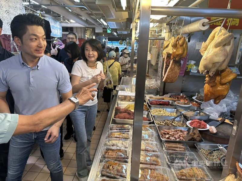 大罷免7月26日將投票,國民黨籍立委王鴻薇(前左2)28日合體台北市長蔣萬安(前左)一同前往市場掃街,呼籲民眾共同「反惡罷」,務必投下「不同意罷免」。中央社記者劉建邦攝 114年6月28日