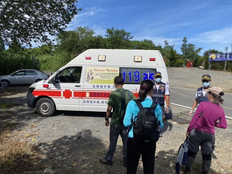薛姓男子與2名友人相約28日到高雄市田寮區登山,3人行經1處山徑小路時遭蜜蜂螫傷,幸3人意識清楚、無生命危險。(高雄市消防局提供)中央社記者張已亷傳真 114年6月28日