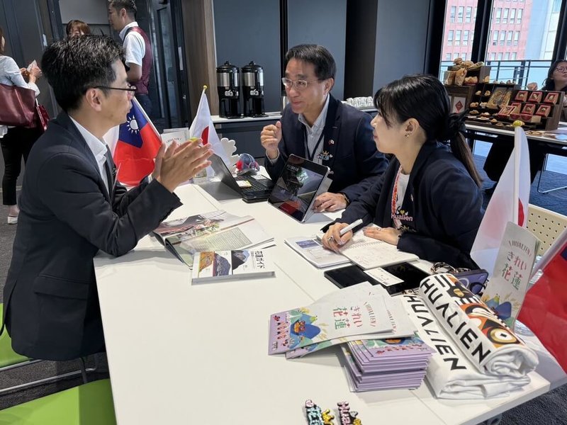 花蓮縣政府率團赴日本福岡參加觀光推廣會,觀光處長余明勲(右2)向日本旅遊業者介紹花蓮觀光特色。(花蓮縣政府提供)中央社記者張祈傳真 114年6月28日