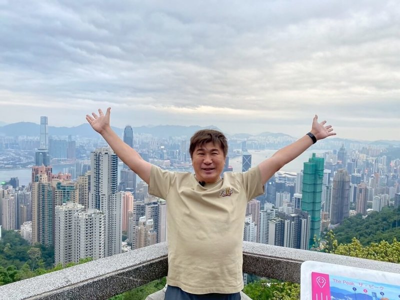 藝人胡瓜(圖)到香港拍攝網路節目「下面一位」,回首過去1年經營頻道,親身走訪各地上山下海,雖然疲憊但身心很富足。(「下面一位」提供)中央社記者洪素津傳真 114年6月28日