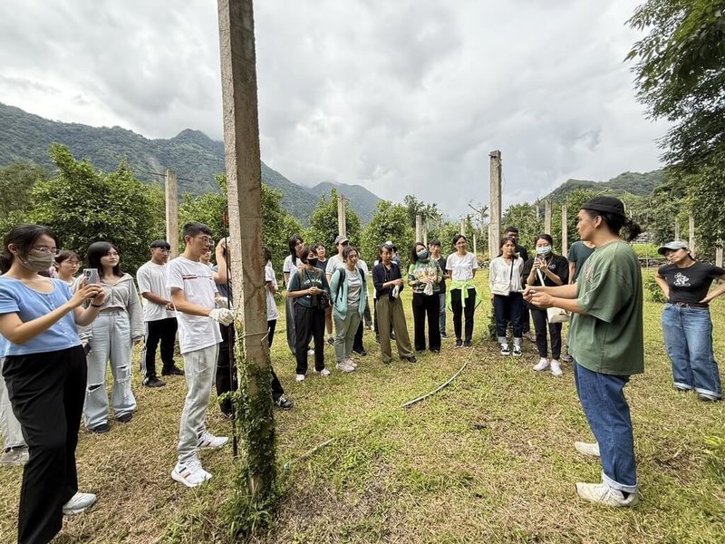 高雄市青年局「山海探險隊」體驗活動,日前走訪桃源區復興里「瓦阿係部落」。青年局表示,此次活動是一場貼近自然、充滿文化溫度的原鄉探索之旅。有學員表示,這不僅是一趟難忘的山林旅程,更能了解部落文化傳承與原青在地方創生議題上的努力。(高雄市青年局提供)中央社記者林巧璉傳真 114年6月28日
