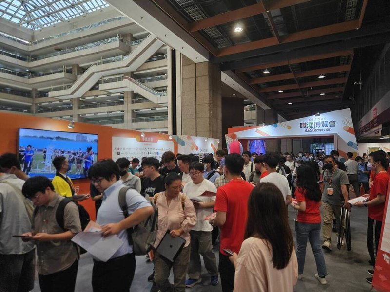 104人力銀行28日舉辦2025職涯博覽會,輝達(NVIDIA)、台積電、聯發科等超過200家企業現場徵才。(104人力銀行提供)中央社記者劉千綾傳真 114年6月28日