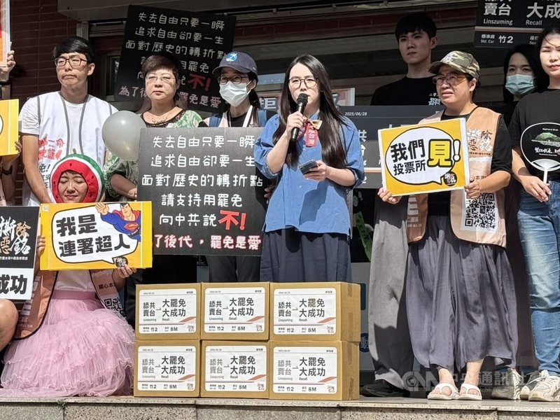 提案罷免中國國民黨籍立法委員林思銘團隊28日下午到新竹縣選舉委員會,補件第2階段罷免連署書3396份。中央社記者魯鋼駿攝 114年6月28日