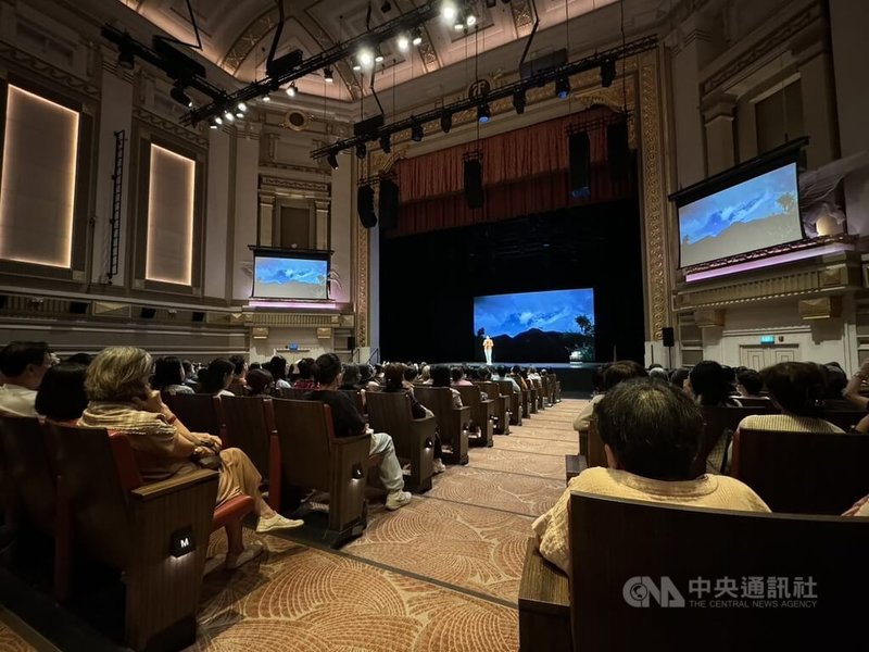 新加坡城市閱讀節登場,眾多新加坡與海外作家參與講座及文化活動。前文化部長龍應台28日在首都戲院(Capitol Theatre)舉行講座。中央社記者吳昇鴻新加坡攝 114年6月28日