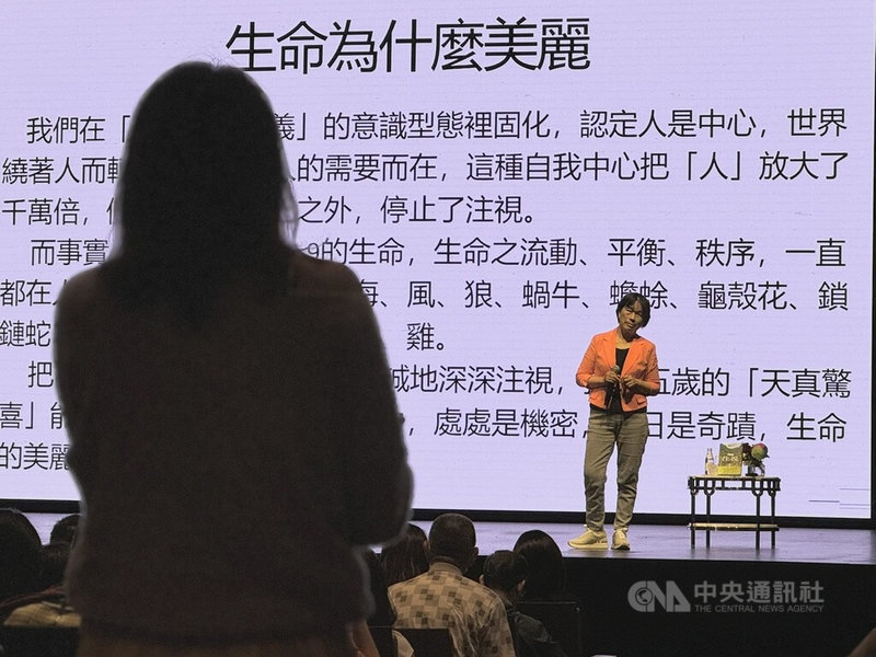 作家龍應台(台上者)28日在新加坡分享新書,向眾多讀者闡述體驗山林的觀察,並和與會者互動。中央社記者吳昇鴻新加坡攝 114年6月28日