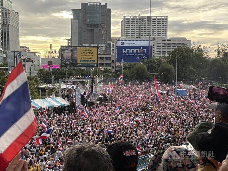 泰國總理貝東塔和柬埔寨前總理洪森關於邊境爭議的錄音對話外流後引起眾怒,上萬民眾28日集結在勝利紀念碑周圍,要求總理貝東塔辭職下台。中央社記者呂欣憓曼谷攝 114年6月28日