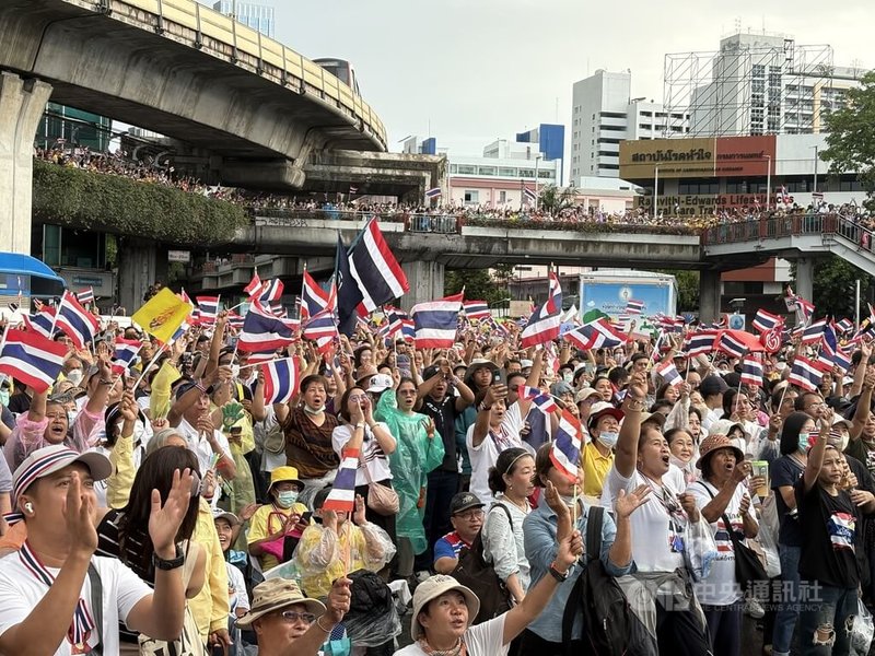 泰國總理貝東塔和柬埔寨前總理洪森關於邊境爭議的錄音對話外流後引起眾怒,大批民眾28日集結在勝利紀念碑周圍,手舉泰國國旗要政府保護泰國國土主權。中央社記者呂欣憓曼谷攝 114年6月28日