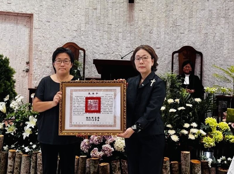 景觀雕刻大師張敬辭世,文化部政務次長王時思(右)28日出席追思感恩禮拜弔唁,並代表頒贈總統褒揚令,由張敬的女兒張平(左)代表家屬受贈。(文化部提供)中央社記者王寶兒傳真 114年6月28日