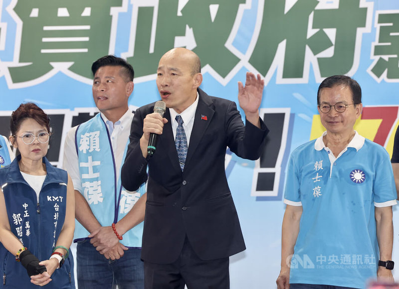 大罷免進入第3階段,立法院長韓國瑜(右2)28日出席國民黨立委賴士葆(右)在台北市中正區舉辦的政策說明會,呼籲大家要全面動員拉票,7月26日出門投下不同意罷免票。中央社記者張皓安攝 114年6月28日