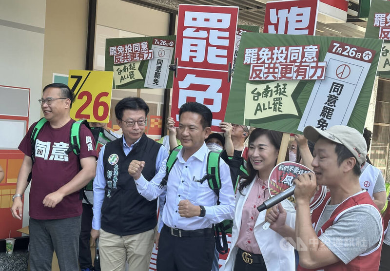 台北市罷免團體成員28日與民進黨籍立委郭國文(前左2)等人一同掃街宣講,呼籲市民朋友支持罷免,7/26務必出門投下同意罷免票。中央社記者劉建邦攝 114年6月28日