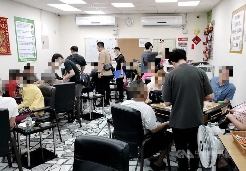 為避免市區棋牌社聚賭,台北市商業處28日表示,已發布休閒活動場館營業場所登記審查要點,業者申請營業登記前,會與警消等單位會勘,且業者須簽不能從事麻將撲克賭博的切結書。圖為警方先前查緝畫面。(翻攝畫面)中央社記者劉建邦傳真 114年6月28日