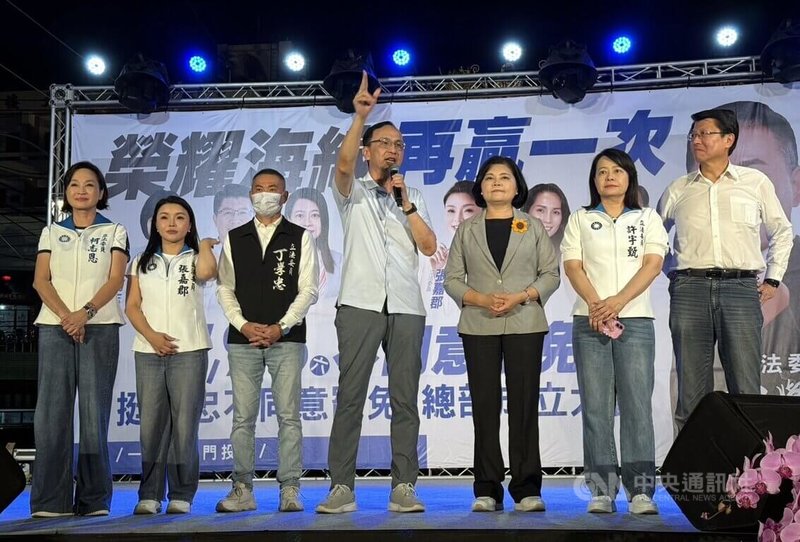 國民黨立委丁學忠(左3)28日晚間在雲林縣虎尾鎮舉辦「挺學忠,不同意罷免」總部成立大會,國民黨主席朱立倫(右4)呼籲鄉親不同意罷免,與雲林縣長張麗善(右3)同台力挺丁學忠。中央社記者黃國芳攝 114年6月28日