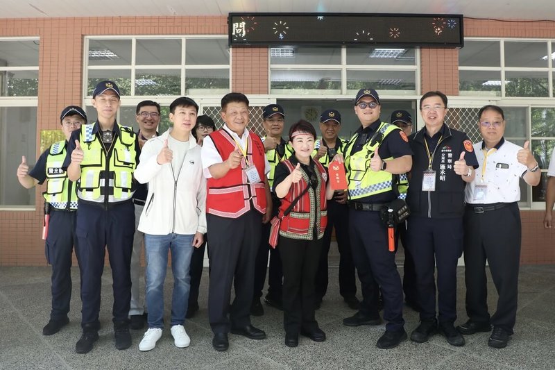 台中市長盧秀燕(前右4)28日前往台中市警察局和平分局谷關派出所,慰勉第一線員警的辛勞。(台中市政府提供)中央社記者郝雪卿傳真 114年6月28日