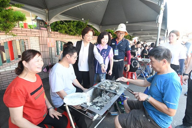2025王功漁火節28日登場,彰化縣長王惠美(左3)上午出席千人烤蚵活動,與民眾一起烤珍珠蚵,品嚐在地海洋美食。(彰化縣政府提供)中央社記者吳哲豪傳真 114年6月28日