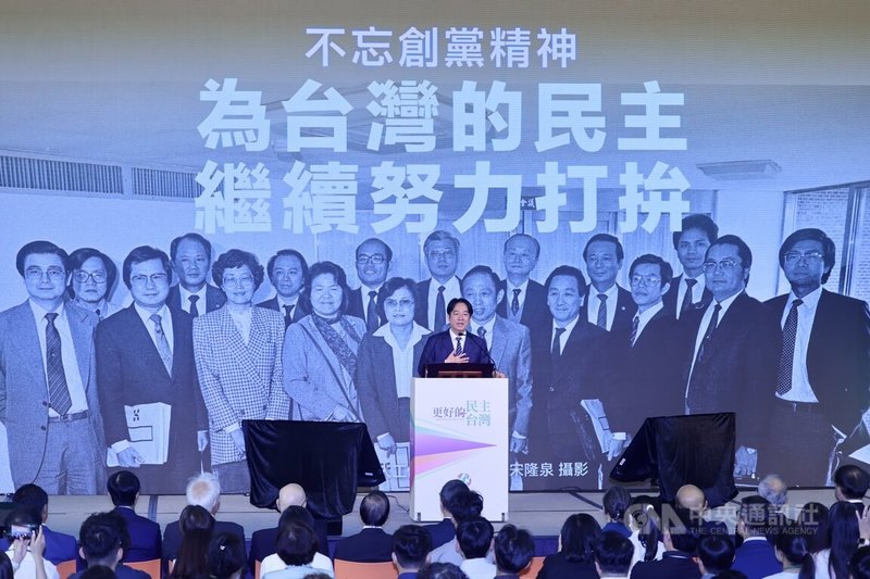 民主進步黨第21屆第2次全代會28日下午在台北國際會議中心登場,今年全代會以「更好的民主、更好的台灣」為主軸,兼任民進黨主席的總統賴清德(中)出席致詞。中央社記者王飛華攝 114年6月28日