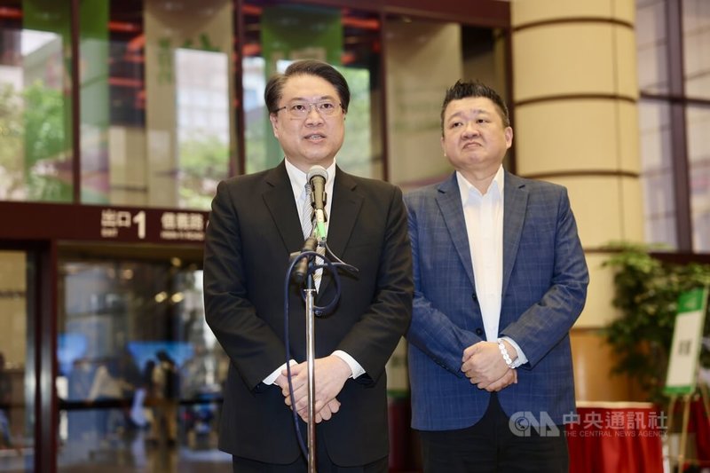 民進黨28日下午在台北國際會議中心舉行全代會,主軸為「更好的民主、更好的台灣」,民進黨秘書長林右昌(左)在會前接受媒體訪問。右為民進黨副秘書長何博文。中央社記者王飛華攝 114年6月28日