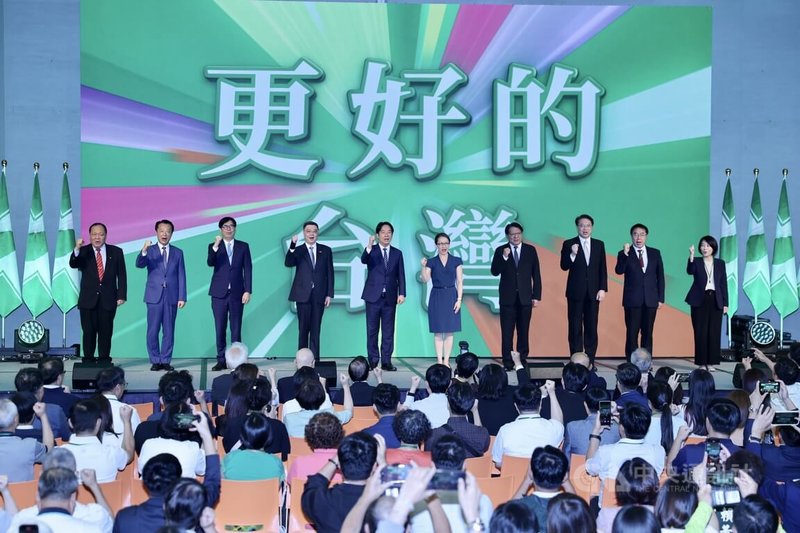 民進黨28日下午在台北舉行第21屆第2次全國黨員代表大會,主軸為「更好的民主,更好的台灣」,總統賴清德(左5)、副總統蕭美琴(右5)及行政院長卓榮泰(左4)與黨籍縣市長在舞台上高呼口號,團結士氣。中央社記者王飛華攝 114年6月28日