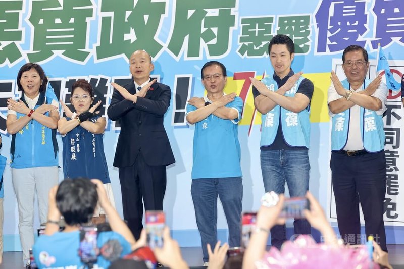 國民黨立委賴士葆(右3)28日舉行「反惡罷、戰獨裁」政策說明會台北市中正場,立法院長韓國瑜(左3)、台北市長蔣萬安(右2)等出席,呼籲民眾7月26日投票「不同意罷免」。中央社記者張皓安攝 114年6月28日