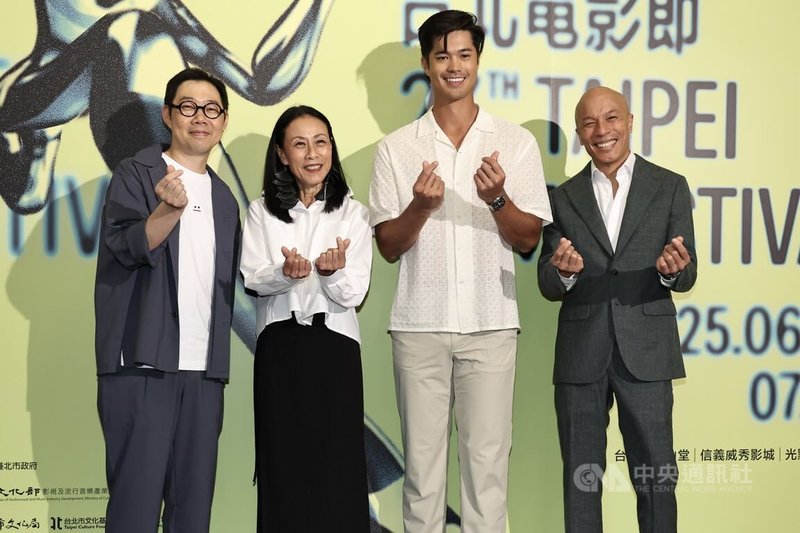 導演林書宇(左1)28日帶新片「值得的等待」劇組出席台北電影節活動,演員羅斯巴特勒(Ross Butler)(右2)、陳瓊華(左2)、林友明(右1)一同來台與粉絲見面。中央社記者翁睿坤攝 114年6月28日