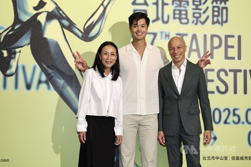 導演林書宇首部英語劇情長片「值得的等待」28日晚間將在台北電影節進行亞洲首映,下午於中山堂舉辦宣傳記者會,演員羅斯巴特勒(中)(Ross Butler)、陳瓊華(左)、林友明(右)合影留念。中央社記者翁睿坤攝 114年6月28日