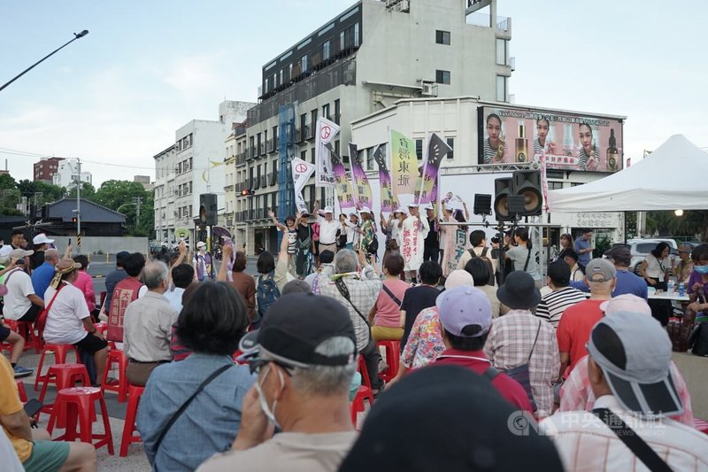 花蓮多個公民團體28日集結舉行民主嘉年華宣講市集,盼為罷免案催出更多同意票,現場湧入超過200人。中央社記者張祈攝 114年6月28日