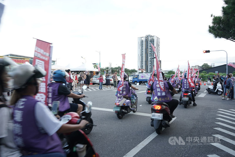 多個公民團體28日在花蓮舉行民主嘉年華宣講市集,下午展開車輛遊行,車隊從七腳川事件紀念碑出發,繞行吉安鄉及花蓮市,約傍晚6時進入市區石來運轉廣場。中央社記者張祈攝 114年6月28日