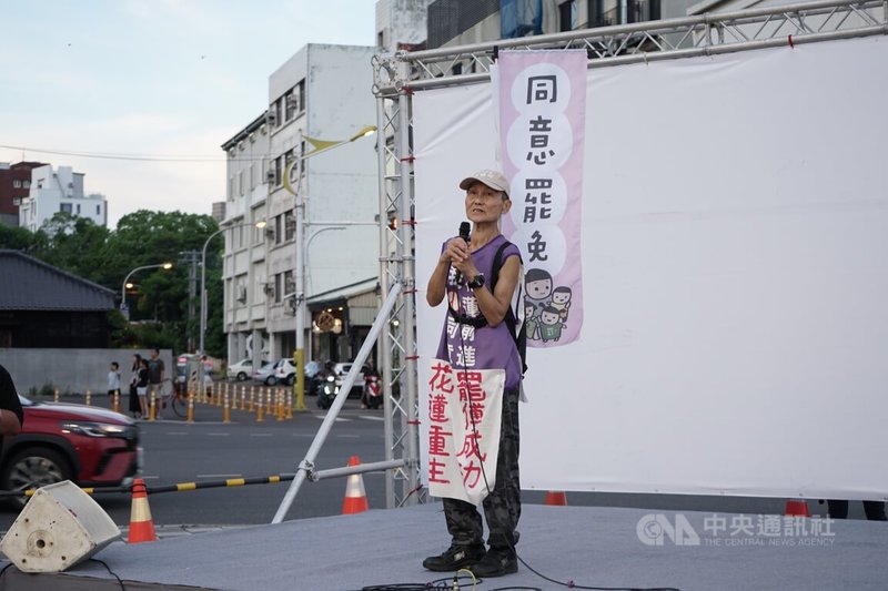 多個民團28日在花蓮舉行民主嘉年華宣講市集,退休教師葉春蓮(圖)也到場參與,葉春蓮宣講時指出,罷免國民黨立委傅崐萁台灣才會更好、花蓮才能重新開始。中央社記者張祈攝 114年6月28日