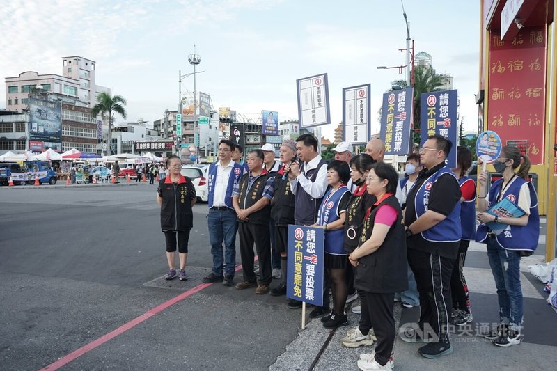 多個公民團體28日在花蓮市石來運轉廣場舉行民主嘉年華宣講市集,呼籲民眾投票同意罷免;同時間相隔約50公尺外,藍營也集結掃街開講,呼籲鄉親「反惡罷」。中央社記者張祈攝 114年6月28日