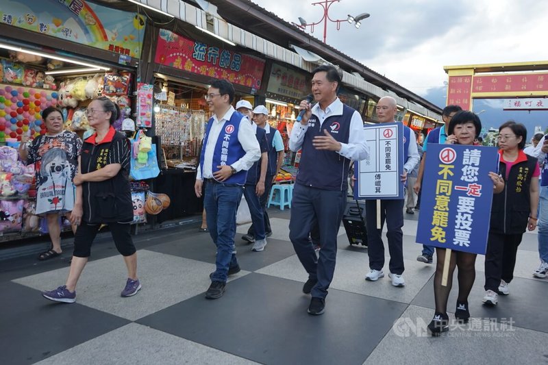 國民黨新北市議員林國春(前右2)28日前往花蓮,與國民黨花蓮縣議會黨團成員一同在東大門夜市掃街,宣傳反罷免。中央社記者張祈攝 114年6月28日