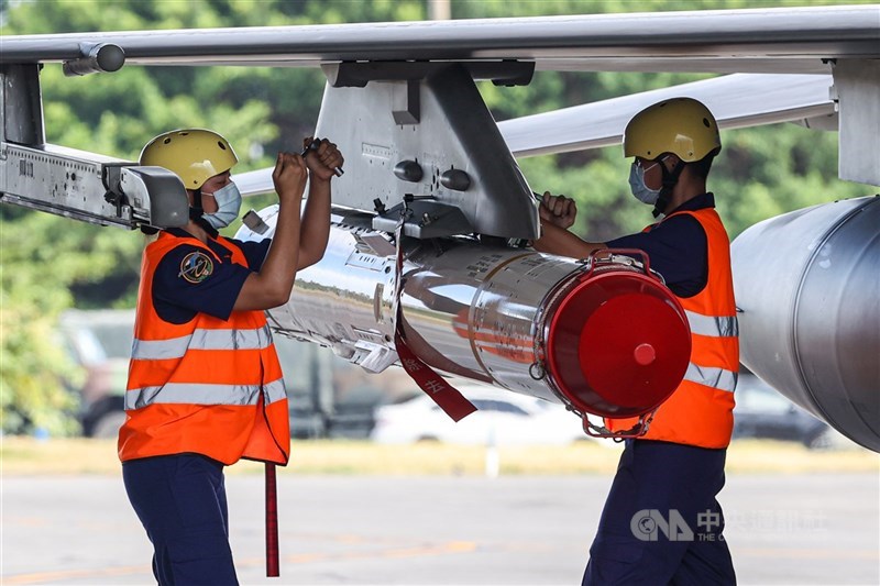 圖為F16V戰機裝掛空射型魚叉飛彈。(中央社檔案照片)