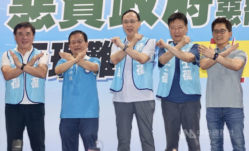 國民黨立委賴士葆(左2)28日舉行「反惡罷、戰獨裁」政策說明會台北市中正場,國民黨主席朱立倫(中)、祕書長黃健庭(右)、前台北市長郝龍斌(左)、前中廣董事長趙少康(右2)出席,呼籲民眾7月26日出門投下「不同意罷免」。中央社記者張皓安攝 114年6月28日