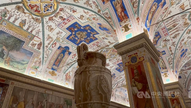 「梵蒂岡宗座圖書館」內有許多收藏品是教宗收到的禮物,牆壁與屋頂都美輪美奐。中央社記者黃雅詩梵蒂岡攝 114年6月28日