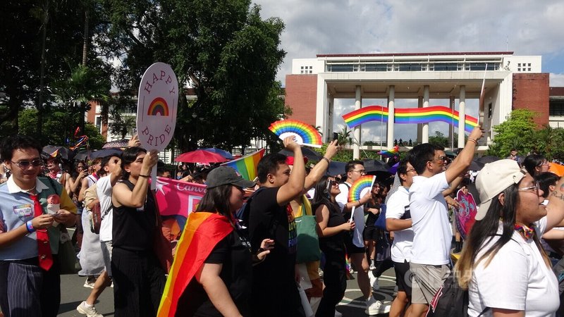 菲律賓LGBTQ+社群26日在菲律賓大學校區盛大舉辦園遊會與驕傲遊行,要求政府促進性別平權。中央社記者林行健奎松市攝 114年6月28日