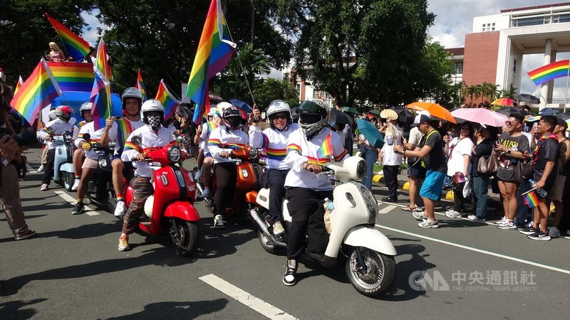 菲律賓LGBTQ+社群26日在菲律賓大學校區盛大舉辦園遊會與驕傲遊行,氣氛熱烈。圖為機車車隊。中央社記者林行健奎松市攝 114年6月28日