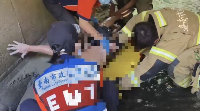 台南陳姓男子愛慕彩券行女店員,疑遭到冷漠對待,日前持美工刀割傷對方手臂後駕車逃往山區,卻跌入山溝重傷,警方搜捕送醫。(台南市警局提供)中央社記者張榮祥台南傳真 114年6月28日