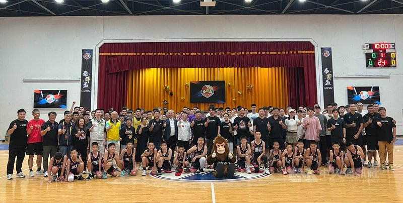 邁入第3屆的「泰帥盃高中籃球賽」28日在新北市泰山高中舉行開幕典禮,共有8支HBL勁旅同場較勁。中央社記者陳容琛攝 114年6月28日