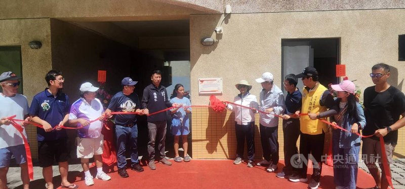 國內首座ASAF亞洲高階帆船培訓中心基地,28日由國民黨立委林倩綺(右6)、澎湖縣副縣長林皆興(右5)、中華民國帆船協會理事長陳雙全(左4)、澎湖縣議會議長陳毓仁(左5)等人共同揭幕。中央社 114年6月28日