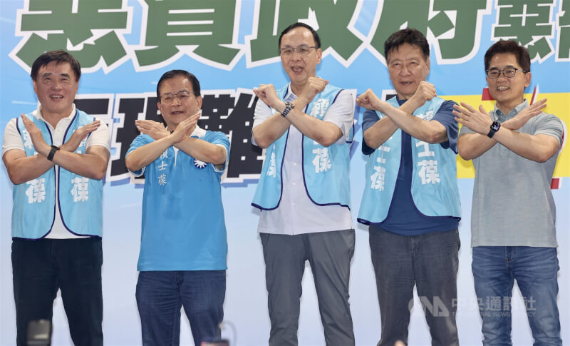 國民黨立委賴士葆(左2)28日舉行「反惡罷、戰獨裁」政策說明會台北市中正場,國民黨主席朱立倫(中)、祕書長黃健庭(右)、前台北市長郝龍斌(左)、前中廣董事長趙少康(右2)出席,呼籲民眾7月26日出門投下「不同意罷免」。中央社記者張皓安攝 114年6月28日