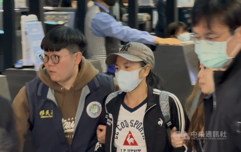 圖為陸配「小微」(左2)4月1日由新北專勤隊人員帶至桃園機場搭機遣送。(中央社檔案照片)