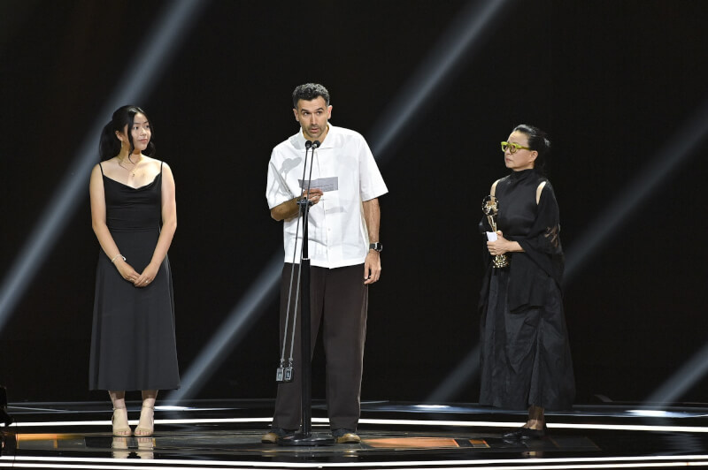 已故歌手方大同的摯友(中)28日代領金曲獎評審團獎時分享,方大同曾說「音樂給我很多,我也想還給音樂什麼」,他的天籟之音將如同他的歌詞一樣「依然存在」。(台視提供)