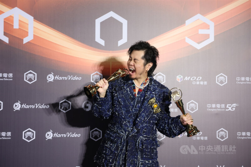 第36屆金曲獎28日晚間在台北小巨蛋熱鬧頒獎,拿下最佳客語歌手及最佳客語專輯獎的黃子軒(圖)於後台開心留影。中央社記者趙世勳攝 114年6月28日
