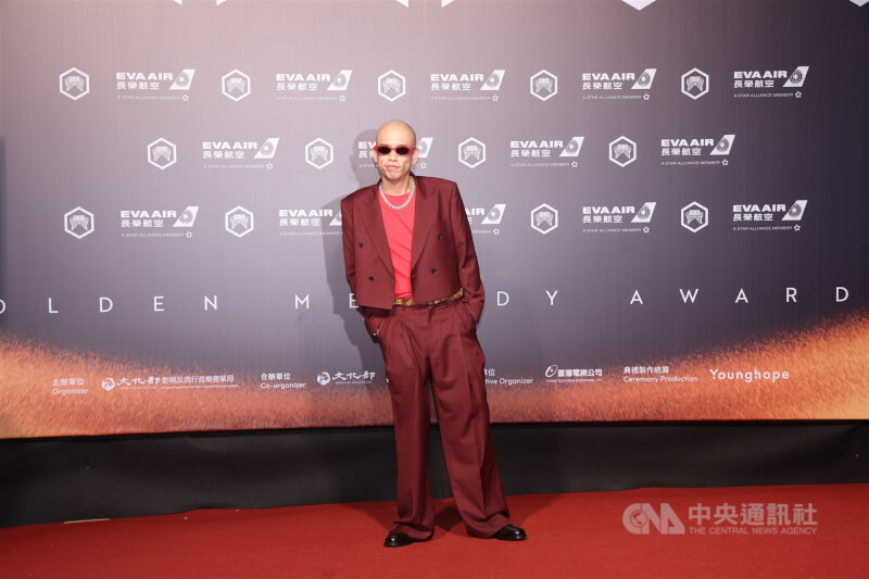 歌手呂士軒將角逐最佳華語男歌手,選擇以紅色系裝扮亮相紅毯。中央社記者張新偉攝 114年6月28日