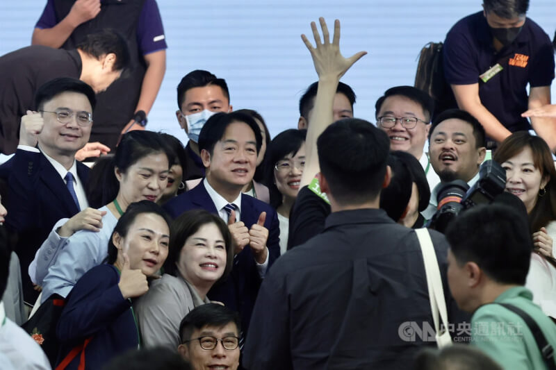 民進黨全代會28日下午在台北國際會議中心舉行,主軸為「更好的民主、更好的台灣」;兼任民進黨主席的總統賴清德(3排左2)出席,與黨籍立委合影。中央社記者王飛華攝 114年6月28日
