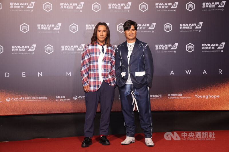 動力火車(圖)將角逐最佳演唱組合獎,兩人一同在紅毯留影。中央社記者張新偉攝 114年6月28日